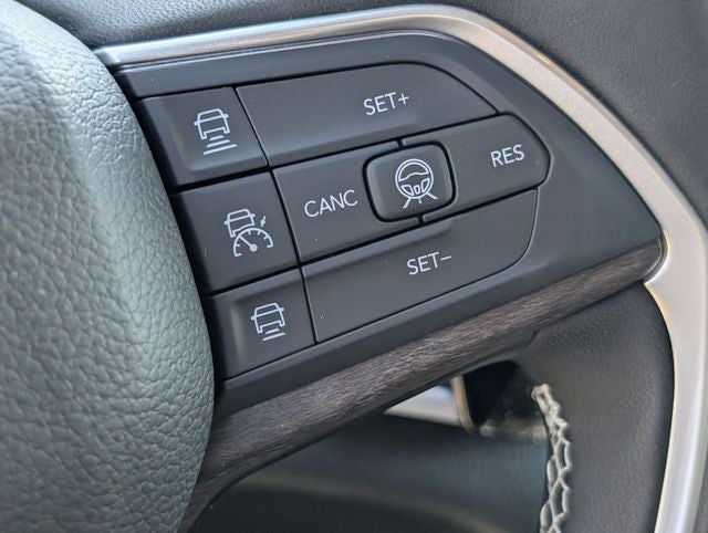 2026 Jeep Grand Cherokee Laredo Altitude