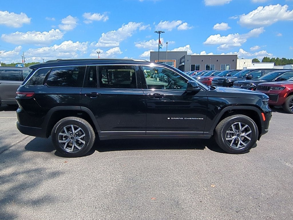 2027 Jeep Grand Cherokee L Laredo