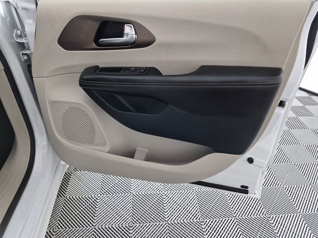 2020 Chrysler Voyager L