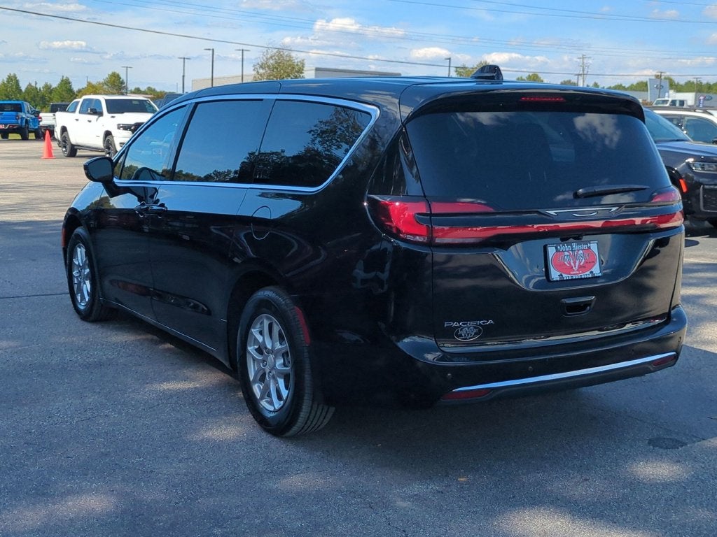 2027 Chrysler Pacifica Select