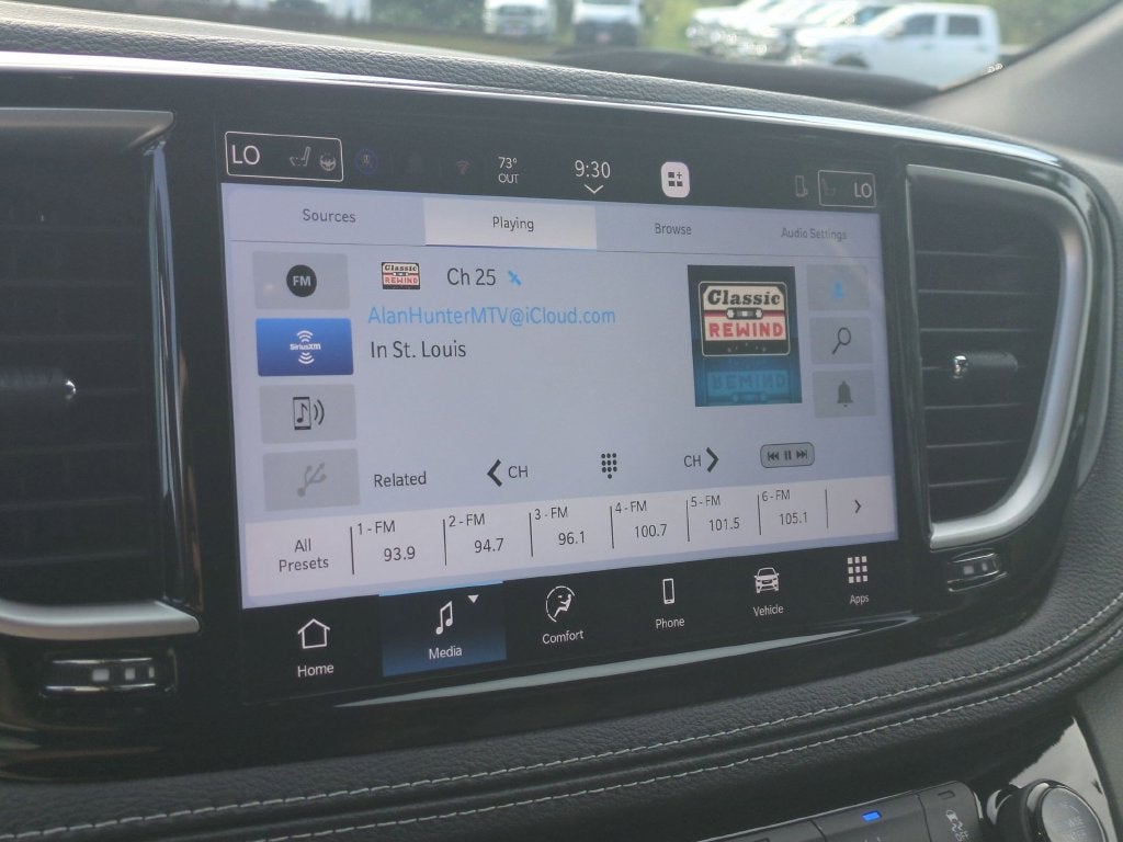 2027 Chrysler Pacifica Select