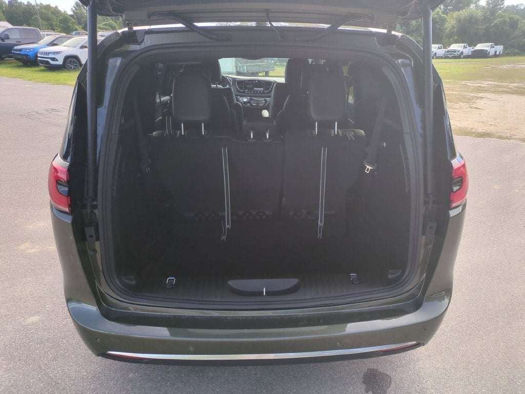 2027 Chrysler Pacifica Select
