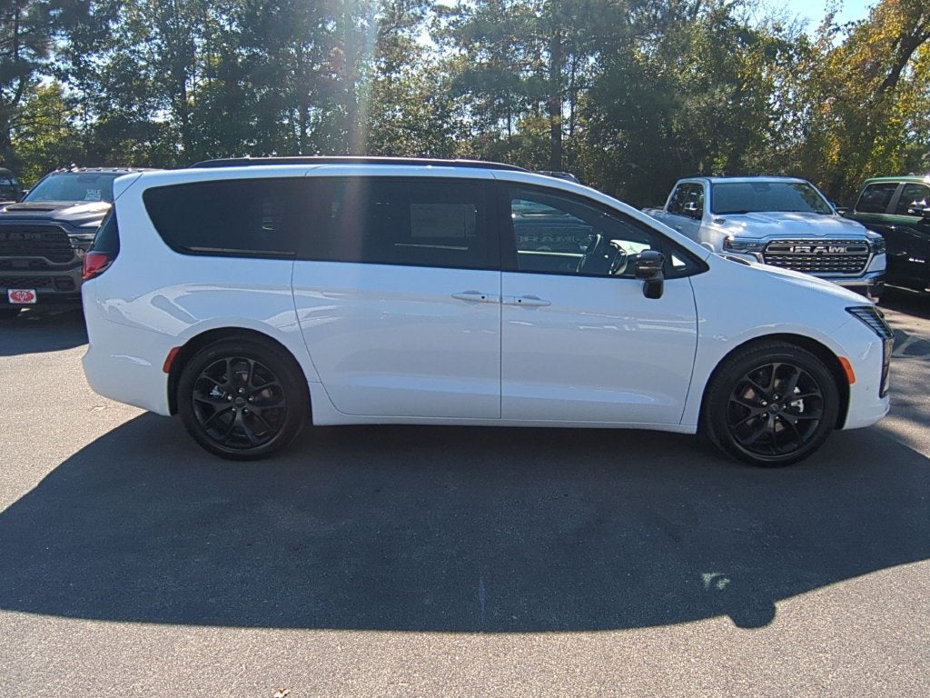 2027 Chrysler Pacifica Limited