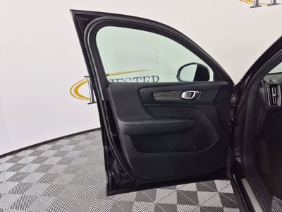 2023 Volvo XC40 B5 Plus Dark Theme