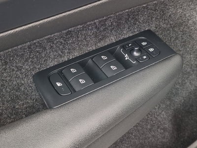 2023 Volvo XC40 B5 Plus Dark Theme