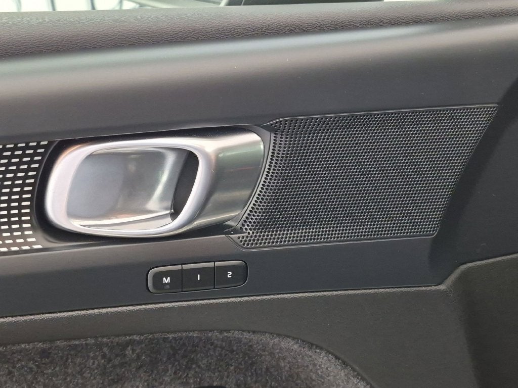 2023 Volvo XC40 B5 Plus Dark Theme