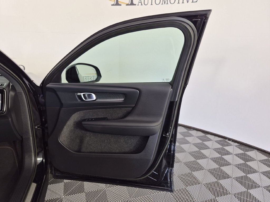 2023 Volvo XC40 B5 Plus Dark Theme