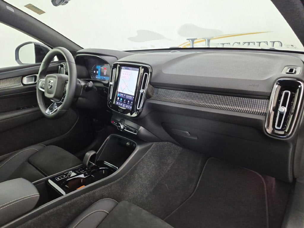 2023 Volvo XC40 B5 Plus Dark Theme