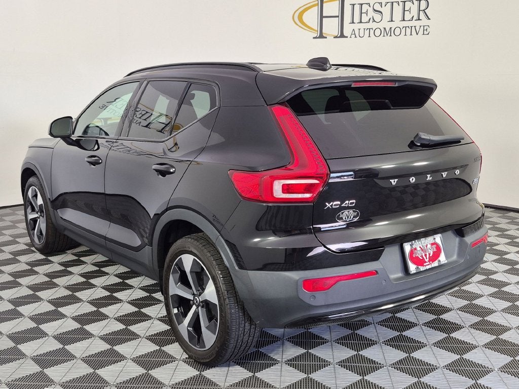 2023 Volvo XC40 B5 Plus Dark Theme