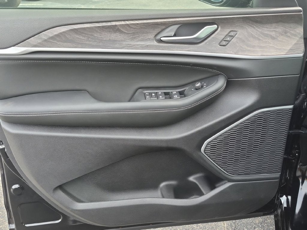 2027 Jeep Grand Cherokee Limited Reserve