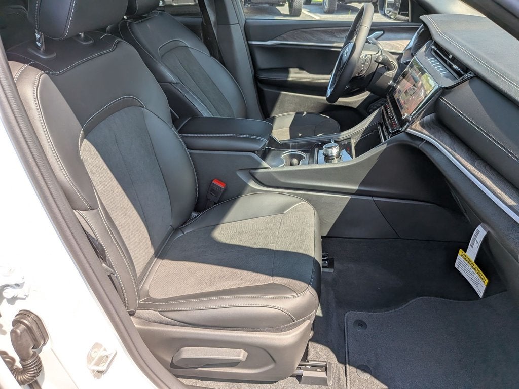 2027 Jeep Grand Cherokee L Laredo Altitude