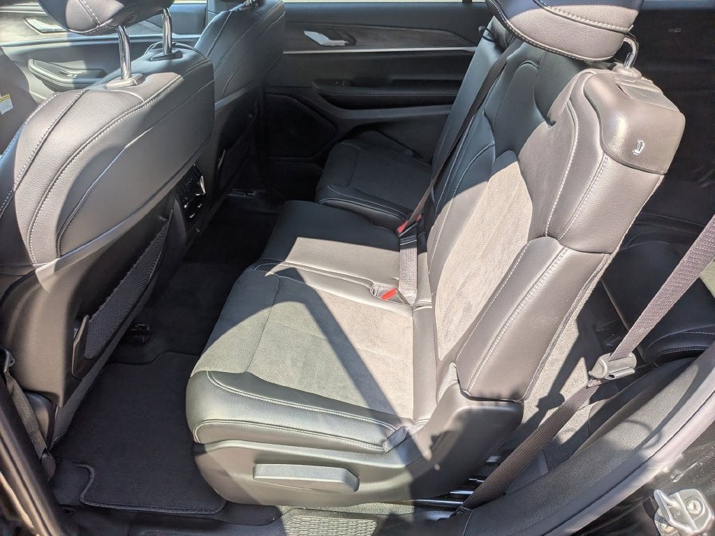 2027 Jeep Grand Cherokee L Laredo Altitude
