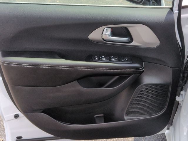 2027 Chrysler Pacifica LX
