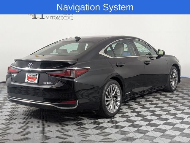 2022 Lexus ES 300h Ultra Luxury